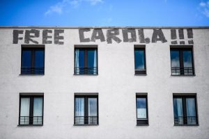 Sea Watch, la Capitana batte il Capitano, il Gip non convalida l’arresto, Carola libera