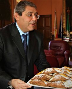 Gastronomia, la “guerra” Catania Palermo si sposta sul cannolo