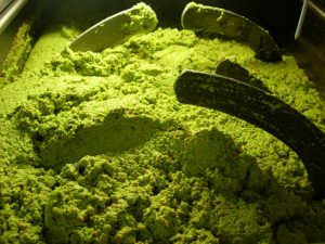 Proviene dai frantoi il colore viola che uccide i fiumi. Eppure i sottoprodotti dell’olio sono oro