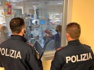 Trapani, neonato trovato con il cranio fracassato in un cortile Trapani, neonato trovato con il cranio fracassato in un cortile