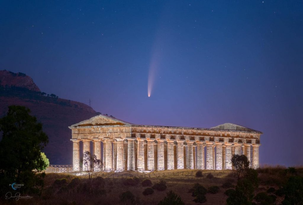 Il passaggio della cometa Neowise sul Tempio di Segesta in una foto di Dario Giannobile condivisa dalla Regione Siciliana