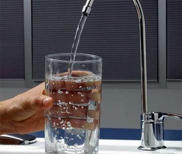 L’acqua del sindaco e i siciliani, il 64,2% ancora non si fida