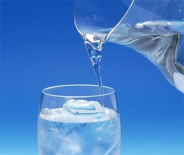 Le proprietà dell’acqua minerale e differenze con quella del sindaco