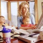 Lavorare o prendersi cura dei figli. Un aut-aut per 4 donne su 10