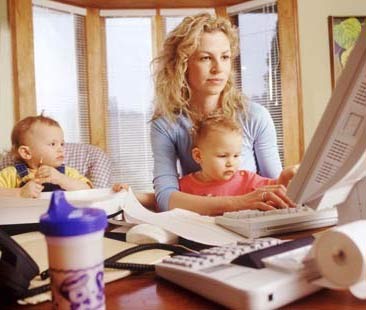 Lavorare o prendersi cura dei figli. Un aut-aut per 4 donne su 10