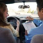 Guidare l’auto, se accompagnati è possibile anche per i minorenni