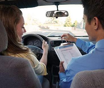 Guidare l’auto, se accompagnati è possibile anche per i minorenni