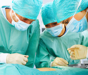 Capo equipe medico-chirurgica responsabile del post operazione