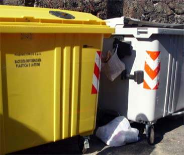 Rifiuti, in Sicilia una raccolta di 520 chilogrammi a testa Rifiuti, in Sicilia una raccolta di 520 chilogrammi a testa