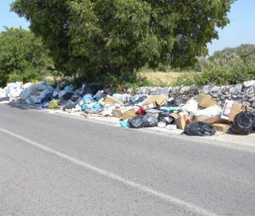 Modica immersa in un mare di rifiuti
