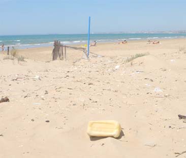Discariche abusive nelle spiagge premiate da Bandiera Blu