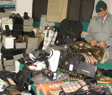 Contravvenzioni per chi compra oggetti dal marchio contraffatto