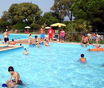 Bagni in piscina in tutta sicurezza Bagni in piscina in tutta sicurezza