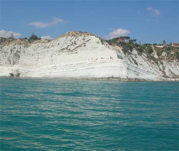 La Scala dei Turchi fà il pieno di turisti ma parcheggi e servizi non bastano mai