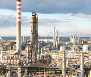 Raffinerie e trivelle, il Mediterraneo è nero Raffinerie e trivelle, il Mediterraneo è nero