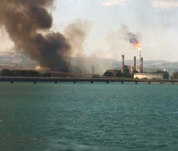 Incendio minaccia le industrie di Augusta Incendio minaccia le industrie di Augusta