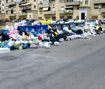 Gestione rifiuti, una falla da 50 mln € ha bloccato la raccolta per dieci giorni