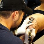 Tatoo, quanti rischi per la salute. Una minaccia per ogni colore