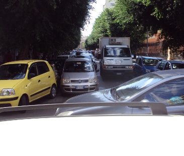 Palermo – Doppia e tripla fila, il gran caos e l’assenza cronica di vigili urbani
