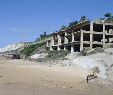 Pollice verso per il mostro di Realmonte. La Procura “libera” la Scala dei Turchi