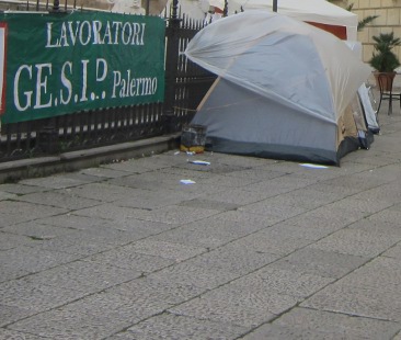 Palermo – Gesip: famiglie in fila per la pasta. Ma la Cig è ancora un miraggio Palermo – Gesip: famiglie in fila per la pasta. Ma la Cig è ancora un miraggio