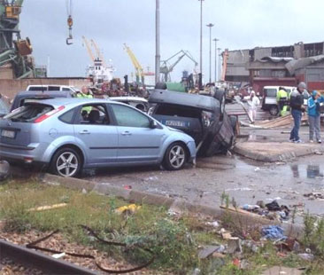 Tromba d’aria e fulmini all’Ilva di Taranto Tromba d’aria e fulmini all’Ilva di Taranto