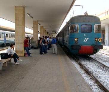 Pendolaria 2012, l’Italia a due velocità Pendolaria 2012, l’Italia a due velocità