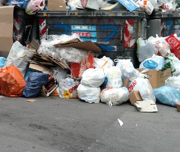 Palermo – Discarica sbarrata, rifiuti ovunque. Emergenza senza soldi e soluzioni