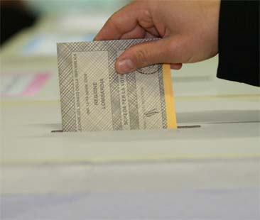 Politiche 2013, lotta sul filo dei voti tra Bersani e Berlusconi. M5S avanza, lista Monti stabile