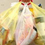 Addio agli shopper di plastica e sanzioni per chi usa inquinanti