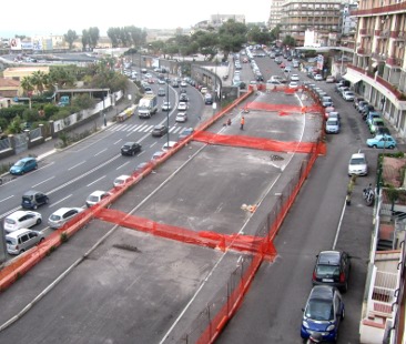 Catania – Via De Gasperi ancora ingabbiata. Cento metri di interminabili lavori