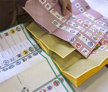 Elezioni 2013 – Crollo per Pd e Pdl. Lista Monti male al Sud, boom M5S Elezioni 2013 – Crollo per Pd e Pdl. Lista Monti male al Sud, boom M5S