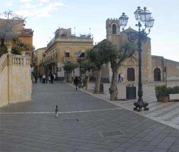 Taormina, la perla del turismo, arranca. In inverno diventa una città fantasma Taormina, la perla del turismo, arranca. In inverno diventa una città fantasma