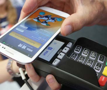 Contanti bye bye, sbarca in Italia il pagamento via smartphone