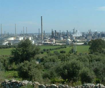 Scosse al largo di Augusta, ansia dei residenti per il petrolchimico