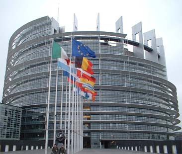 Da Battiato volano parole volgari. Il Pdl chiede scuse ufficiali