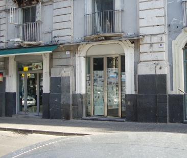 Centri commerciali e venditori stranieri hanno fatto chiudere le attività storiche