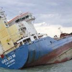 13 mesi dopo il naufragio Gelso M è ancora davanti a Santa Panagia