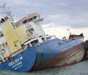 13 mesi dopo il naufragio Gelso M è ancora davanti a Santa Panagia