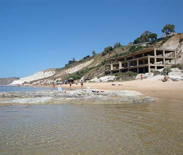 L’Isola degli abusi: 770 mila istanze di sanatoria L’Isola degli abusi: 770 mila istanze di sanatoria