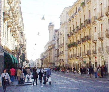 Dal Centro storico al Centro commerciale: cronaca di un esodo che strozza chi resiste