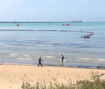 Emergenza ambientale a Gela, perdita di petrolio finisce in mare Emergenza ambientale a Gela, perdita di petrolio finisce in mare
