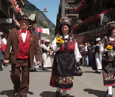 Il suggestivo itinerario Valais nelle Alpi svizzere, tradizione, folklore e una kermesse di eventi