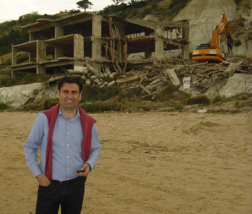 Agrigento – Il mostro è stato abbattuto. Scala dei Turchi “liberata”