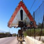 Buche dappertutto e segnaletica corrosa. Contrada Scavuzzo in attesa di interventi