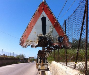 Buche dappertutto e segnaletica corrosa. Contrada Scavuzzo in attesa di interventi
