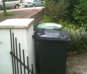 Facile fare la differenziata a Londra. Tutti i rifiuti riciclabili in un unico bidone Facile fare la differenziata a Londra. Tutti i rifiuti riciclabili in un unico bidone