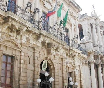 Siracusa – Contratti di lavoro fittizi per sei consiglieri comunali