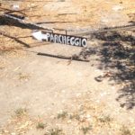 Un paradiso per i parcheggiatori abusivi proprio sotto il naso di vigili e carabinieri