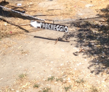 Un paradiso per i parcheggiatori abusivi proprio sotto il naso di vigili e carabinieri